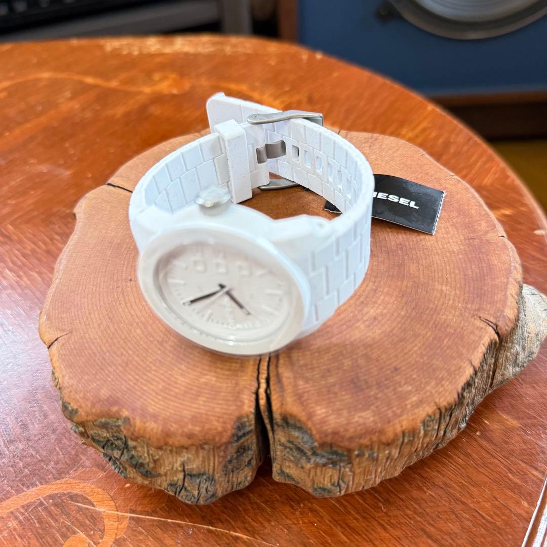 新品　DIESEL 腕時計 ホワイト シリコンバンド — image 3