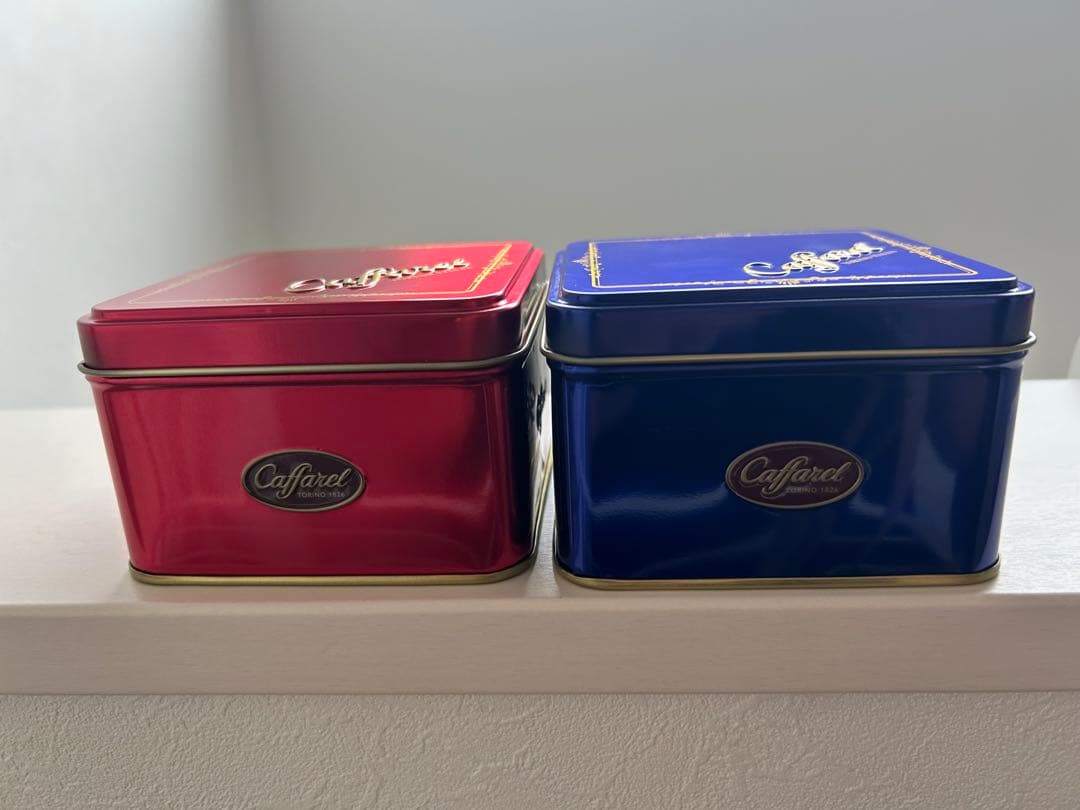 Caffarel スクエア缶 ロッソ＆ブルー 2個セット — image 2