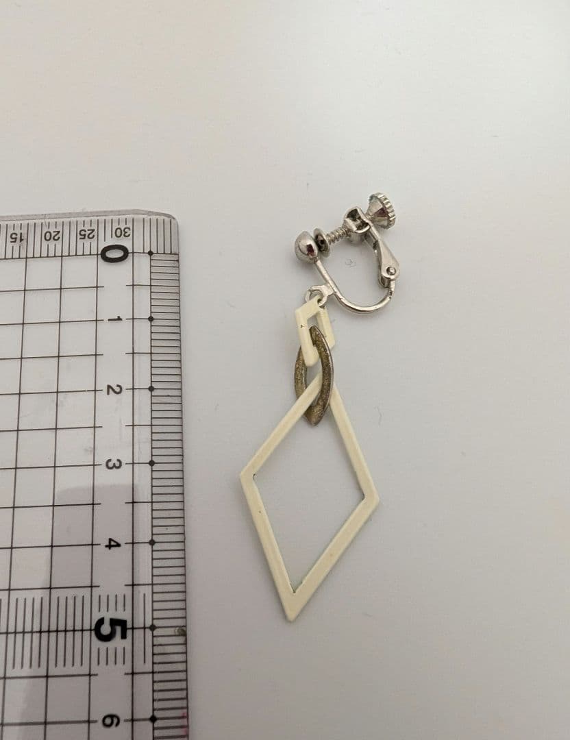 ホワイト ひし形 イヤリング — image 2