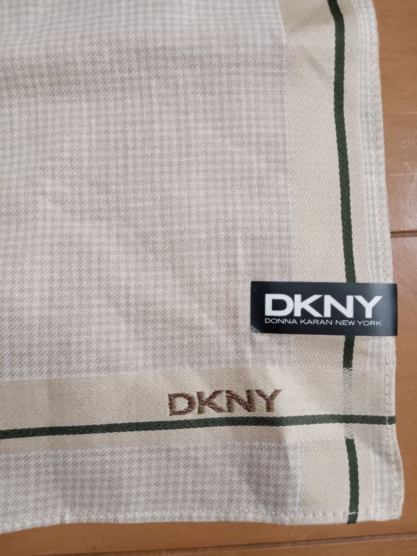 未使用　DKNY ハンカチ ベージュ — image 3