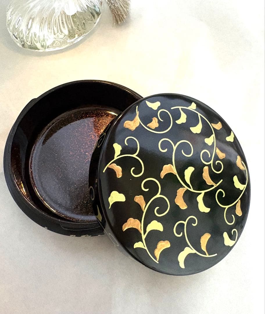 雪月花の香合 (8月：紋様唐草) 黒塗り　全ての宗派　 繁栄　長寿　蒔絵 — image 4