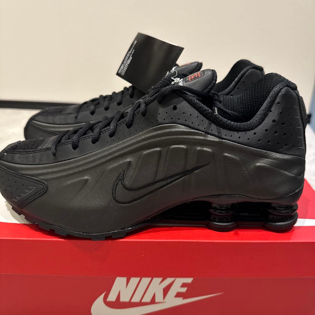 新品・未使用！NIKE Shox R4 Black スニーカー　29.0cm — image 2