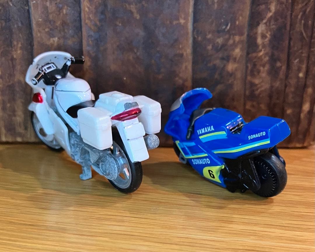 トミカ No.4 ホンダ VFR 白バイ & チョロバイ風 ヤマハ YZR500 — image 2