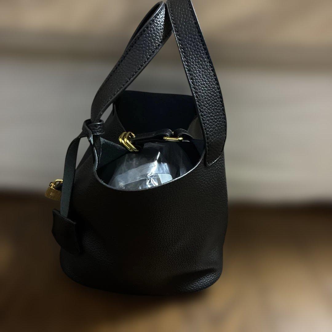 ⭐️新品レザー本革高級牛革鍵付きキューブバッグバケットバッグブラック ポーチ付！ — image 3