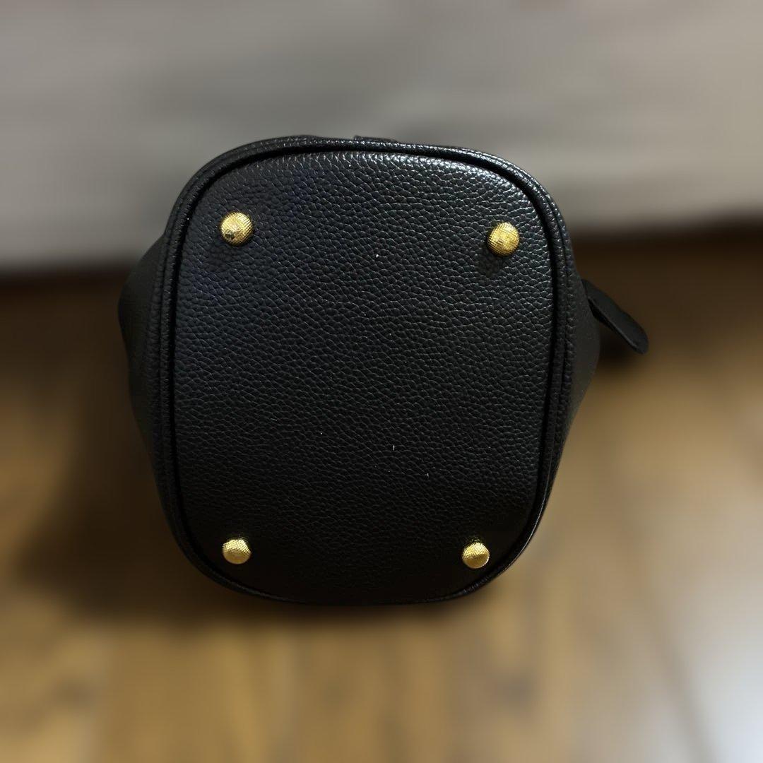 ⭐️新品レザー本革高級牛革鍵付きキューブバッグバケットバッグブラック ポーチ付！ — image 4