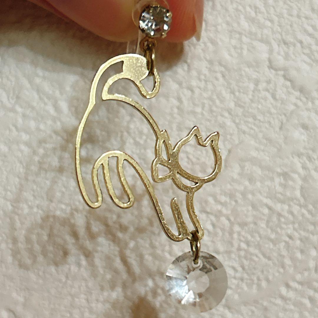 猫モチーフ ゴールドカラー ノンホールピアス — image 3