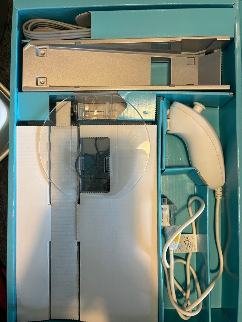 Wii本体、WiiFit、WiiSports、リモコン(カバー付き)4点セット — image 2