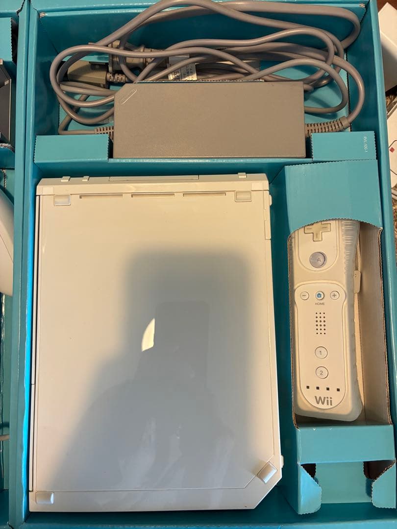 Wii本体、WiiFit、WiiSports、リモコン(カバー付き)4点セット — image 3