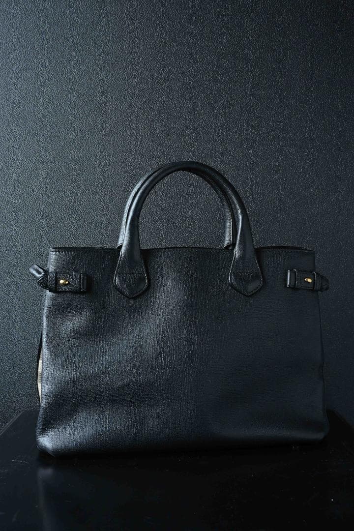【美品】BURBERRY バナーバッグ ミディアム レザー ハンドバッグ 黒 — image 2