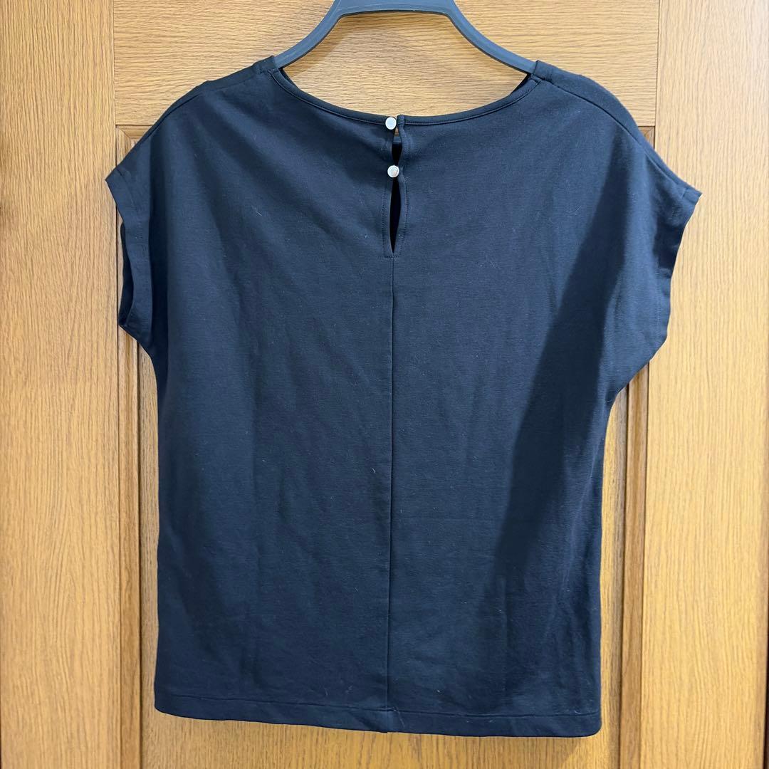 GU バックボタン付き ブラック 半袖Tシャツ — image 2
