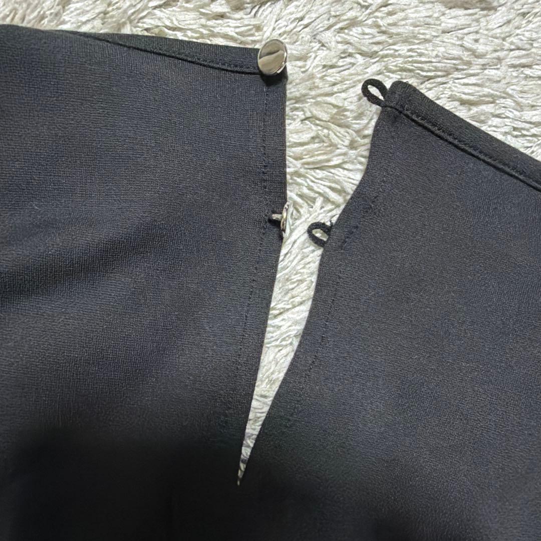 GU バックボタン付き ブラック 半袖Tシャツ — image 4