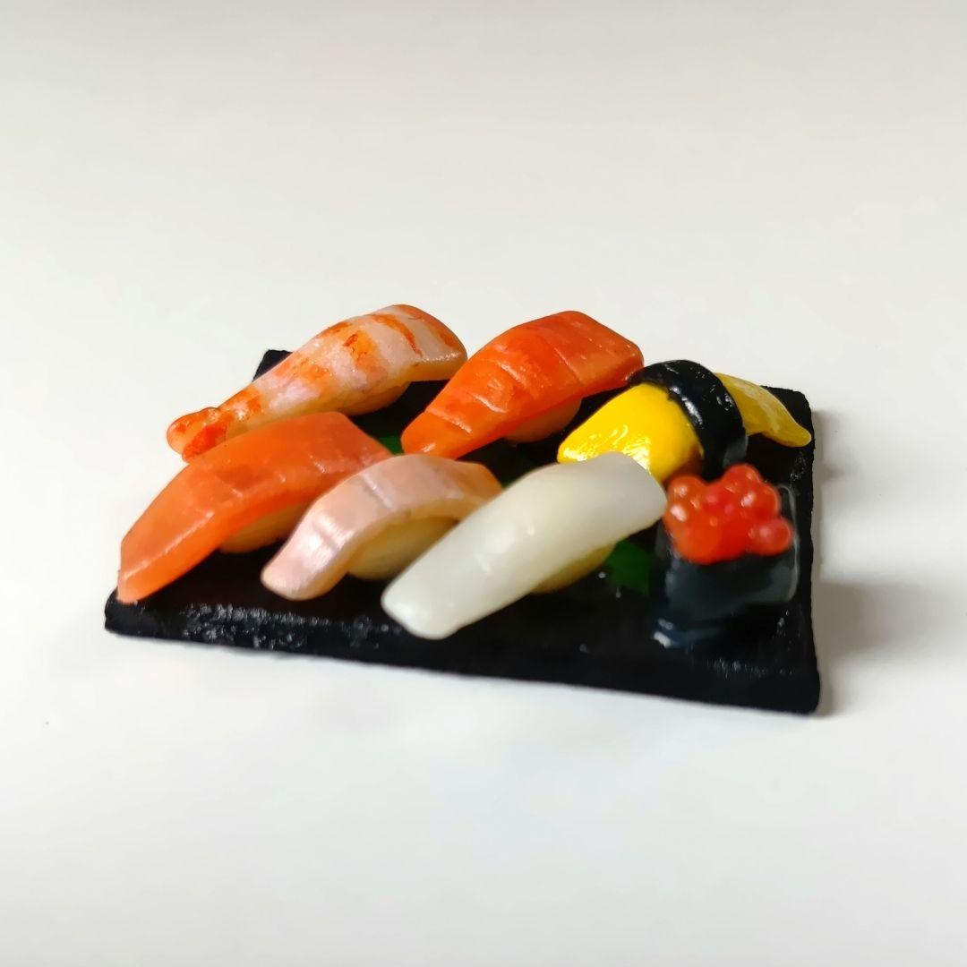 ミニチュア 寿司盛り合わせ 黒プレート付き — image 3
