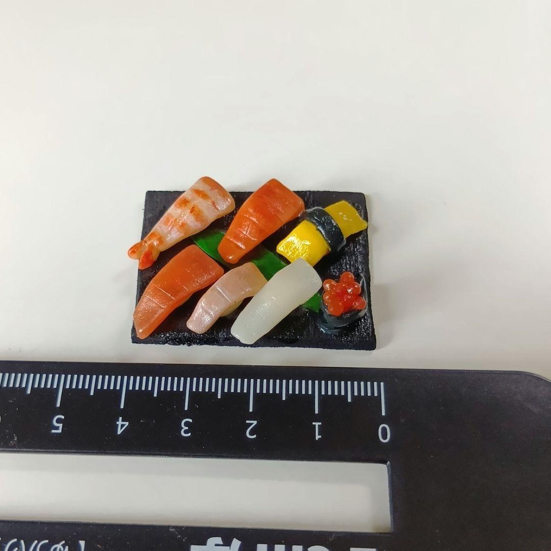 ミニチュア 寿司盛り合わせ 黒プレート付き — image 5