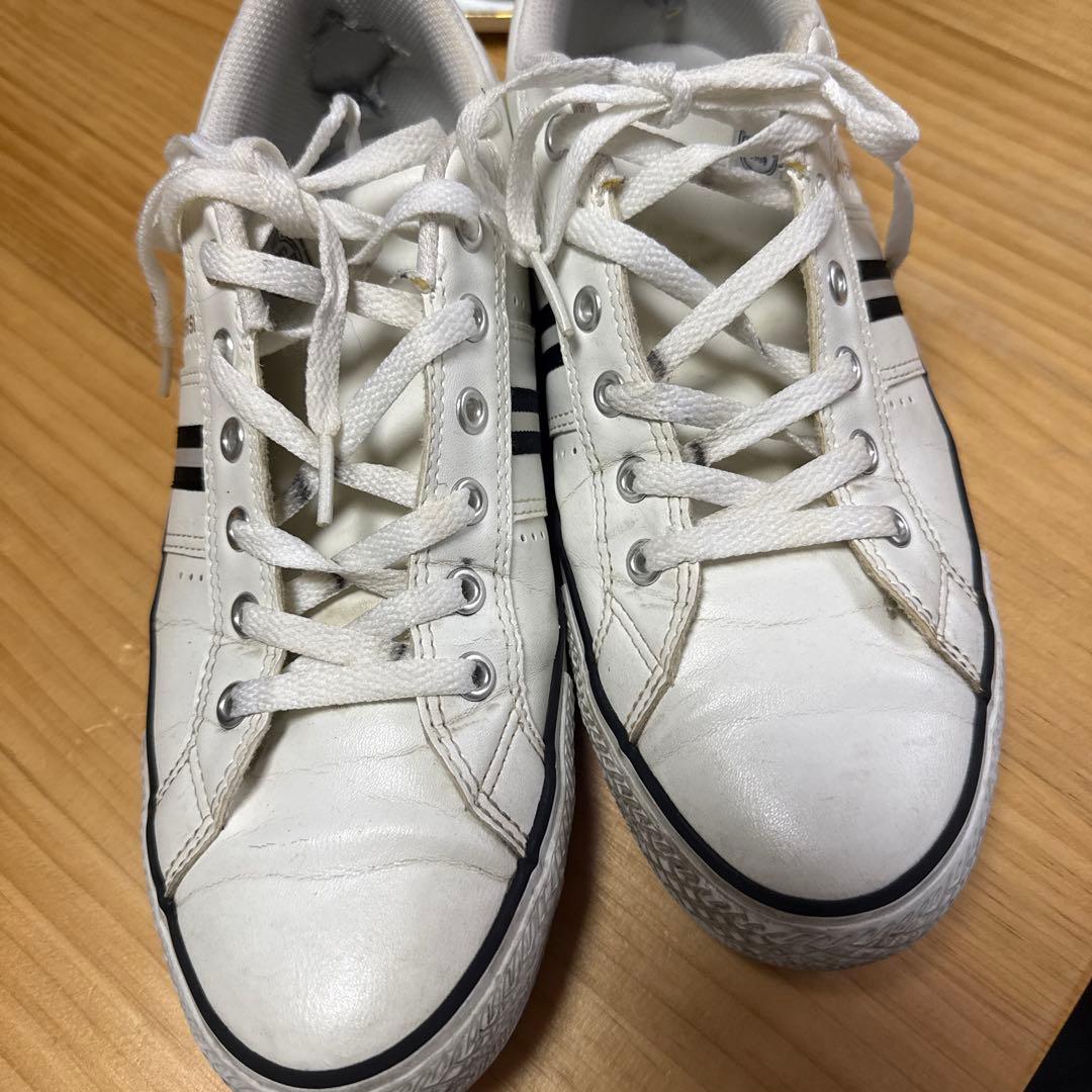CONVERSE ホワイト ローカット スニーカー　ダメージ — image 2
