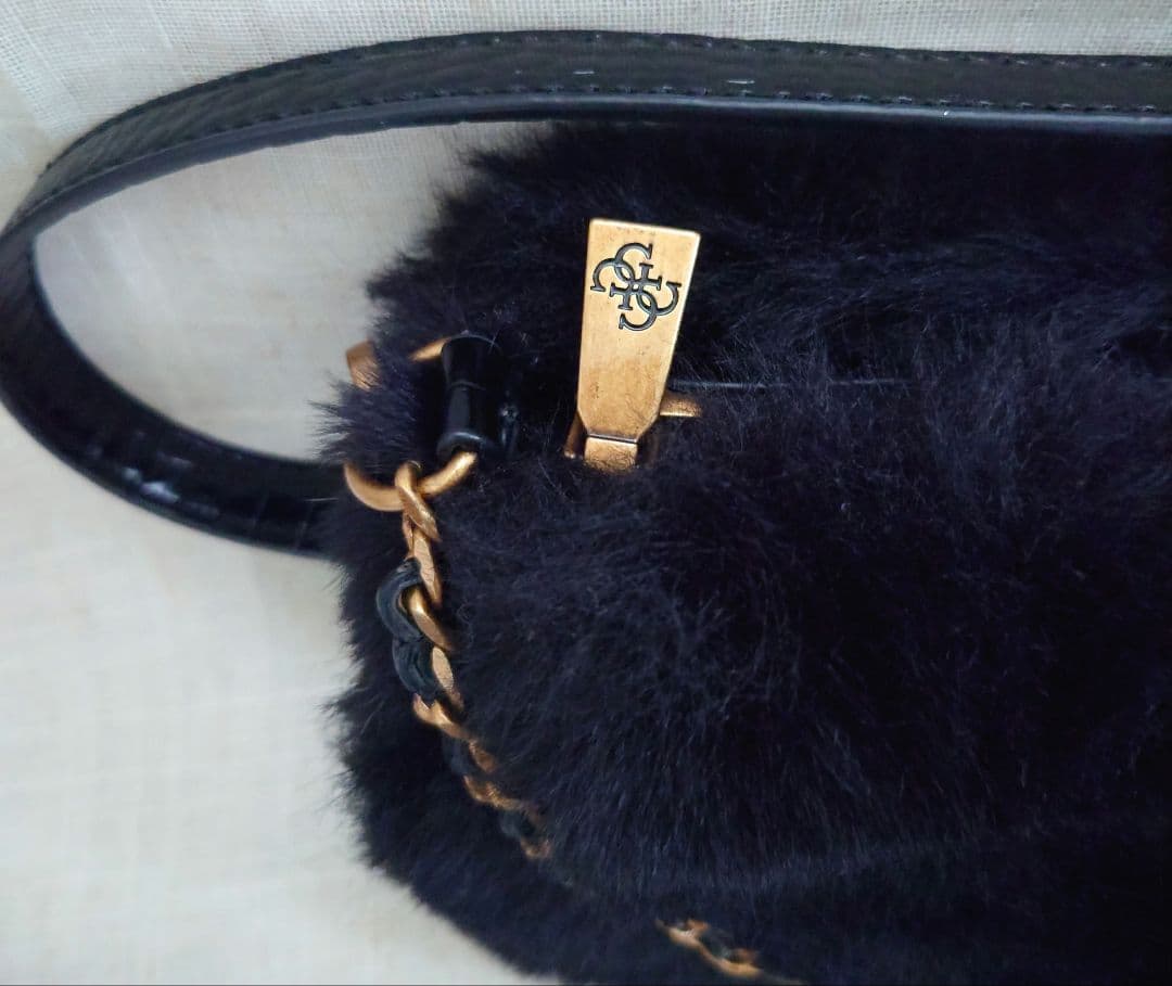 GUESS ファー ハンドバッグ ブラック チェーン — image 2