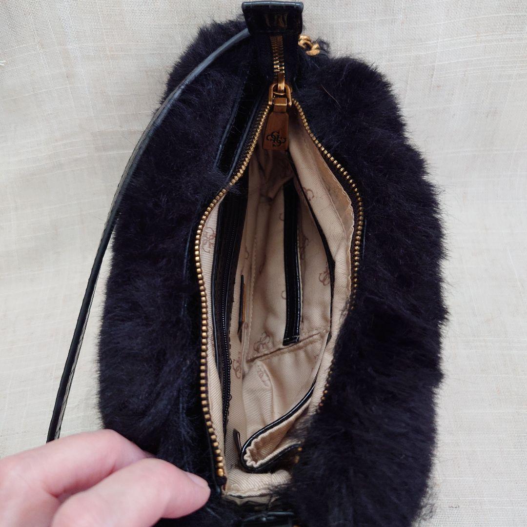 GUESS ファー ハンドバッグ ブラック チェーン — image 5