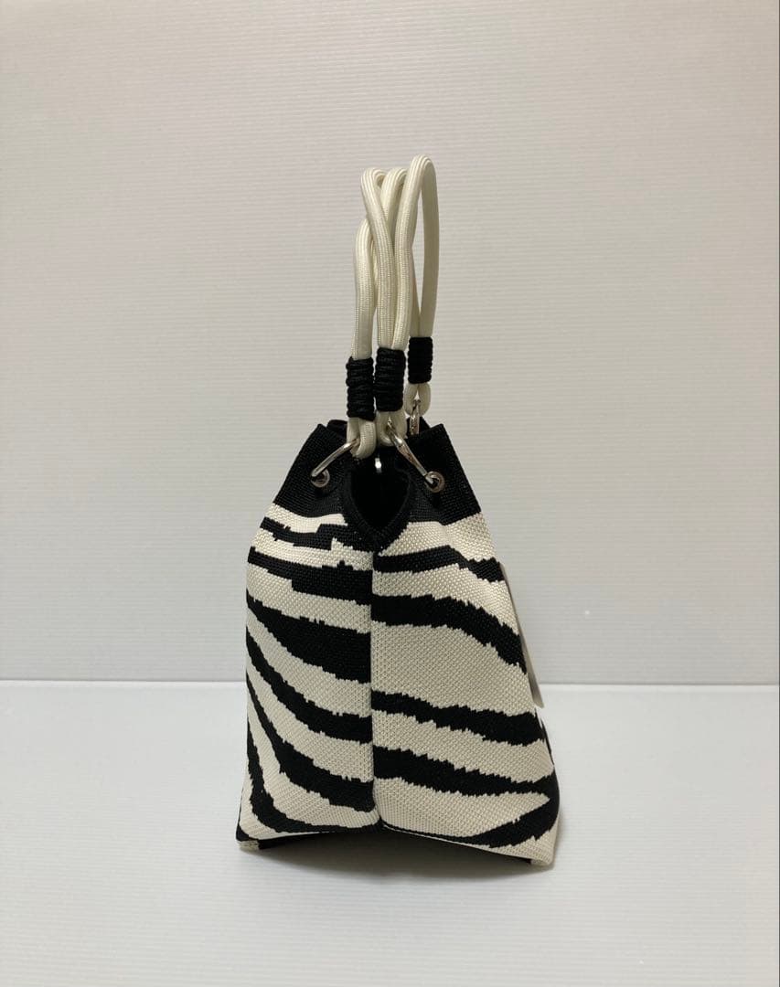 新品 D.KELLY ニットパラコードバッグ ゼブラ柄 モノトーン — image 3