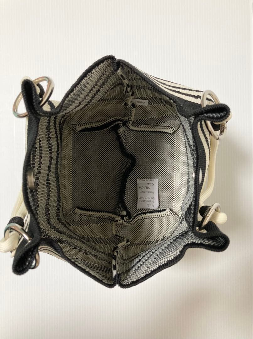 新品 D.KELLY ニットパラコードバッグ ゼブラ柄 モノトーン — image 4