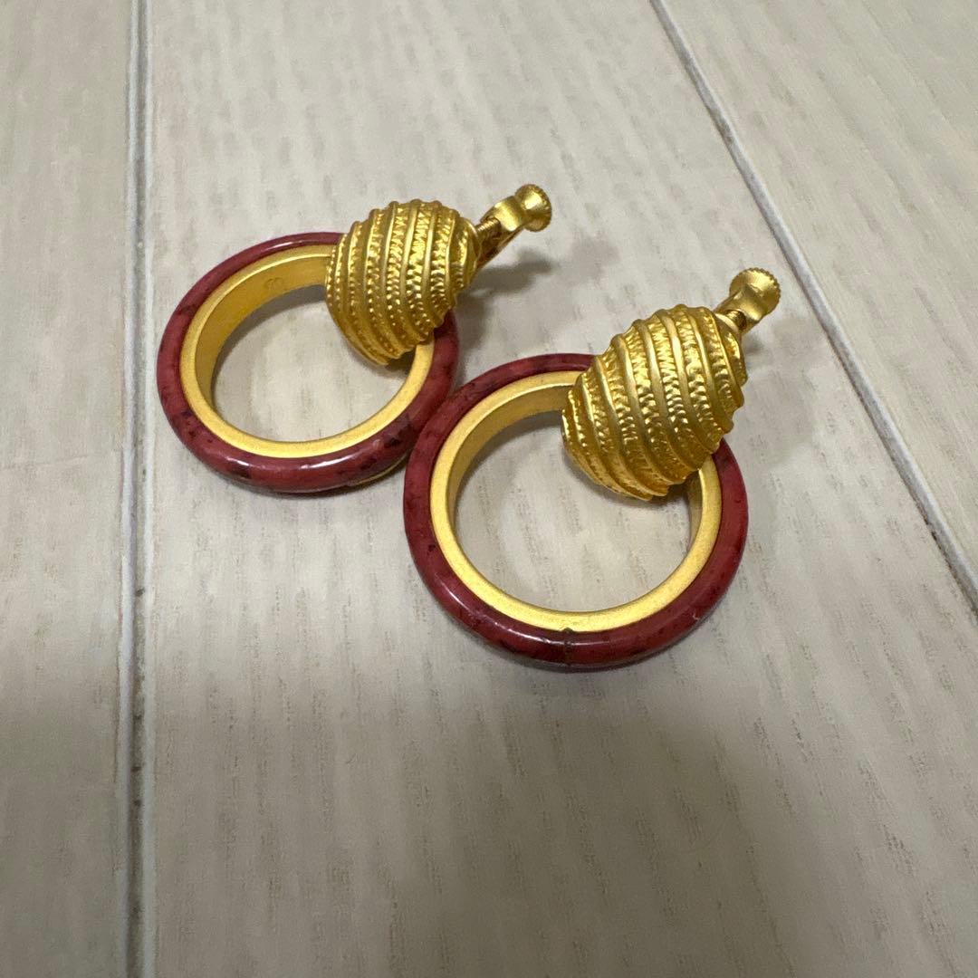 ゴールドと赤のフープイヤリング — image 2
