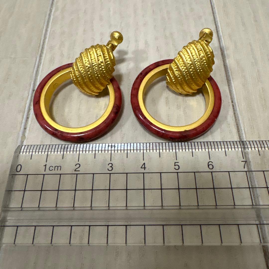 ゴールドと赤のフープイヤリング — image 3