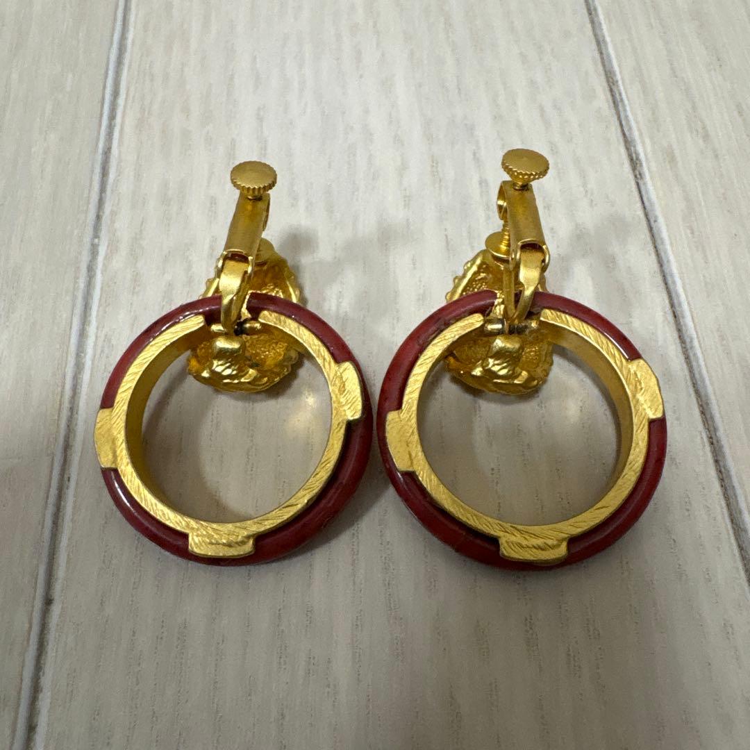 ゴールドと赤のフープイヤリング — image 4