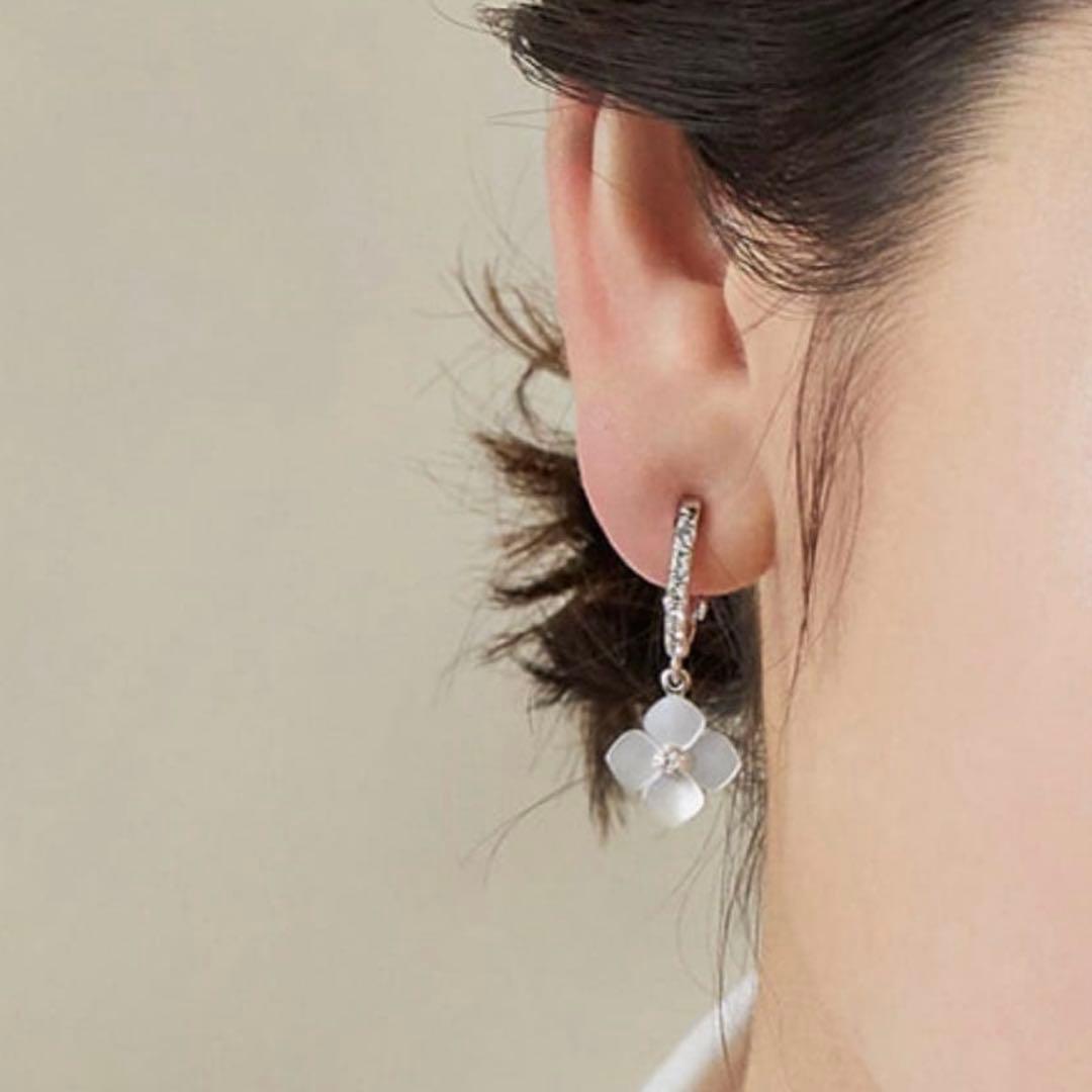 【片耳のみ】VENDOME BOUTIQUE シェルフラワー イヤリング — image 2