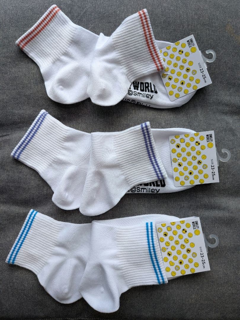 新品タグ付き　SMILEY WORLD ソックス 3足セット 23-25cm① — image 2