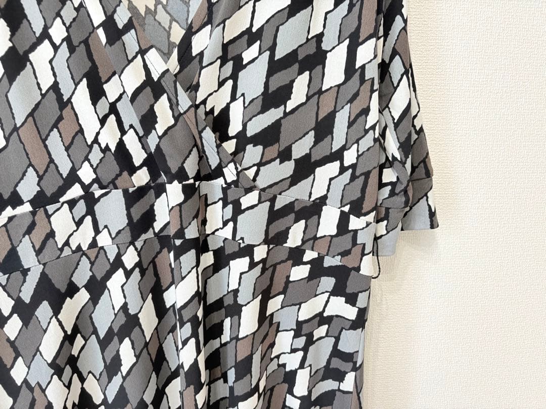 【美品】OFUON 総柄ワンピース 半袖 カシュクール風 フレア きれいめ 上品 — image 5