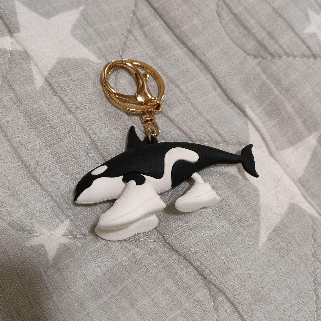 スニーカーを履いたシャチ キーホルダー — image 2
