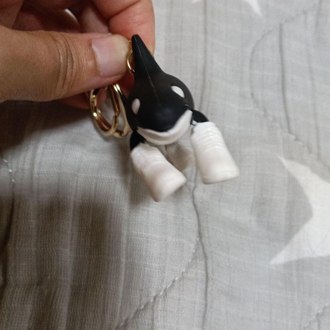 スニーカーを履いたシャチ キーホルダー — image 3