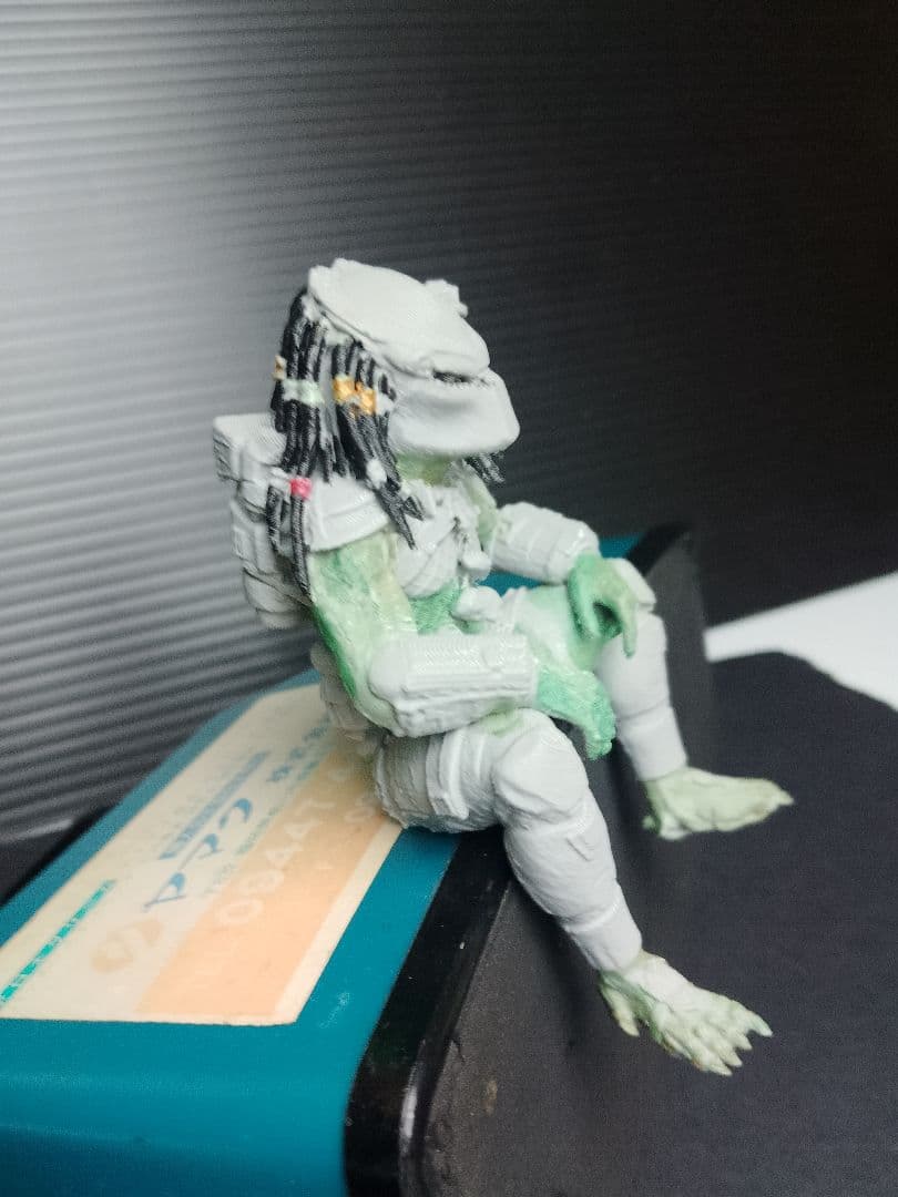 けん様用座って人間観察するプレデター — image 2