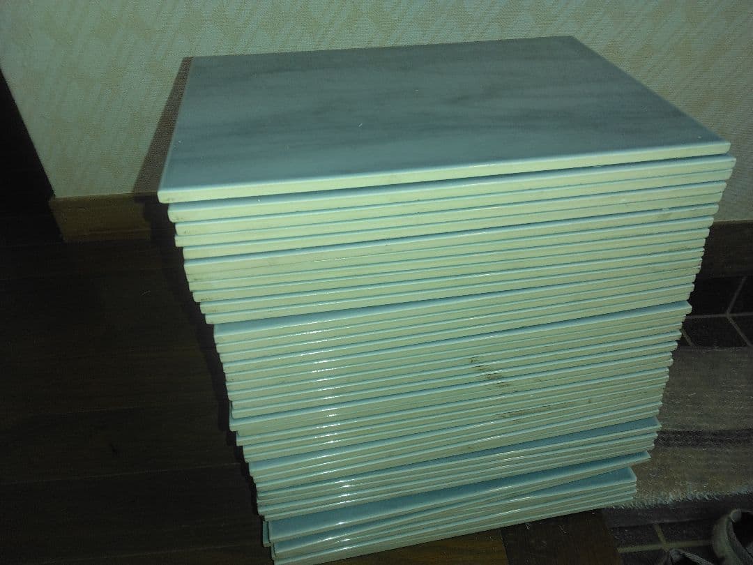 マーブル模様のグレーのタイル — image 2