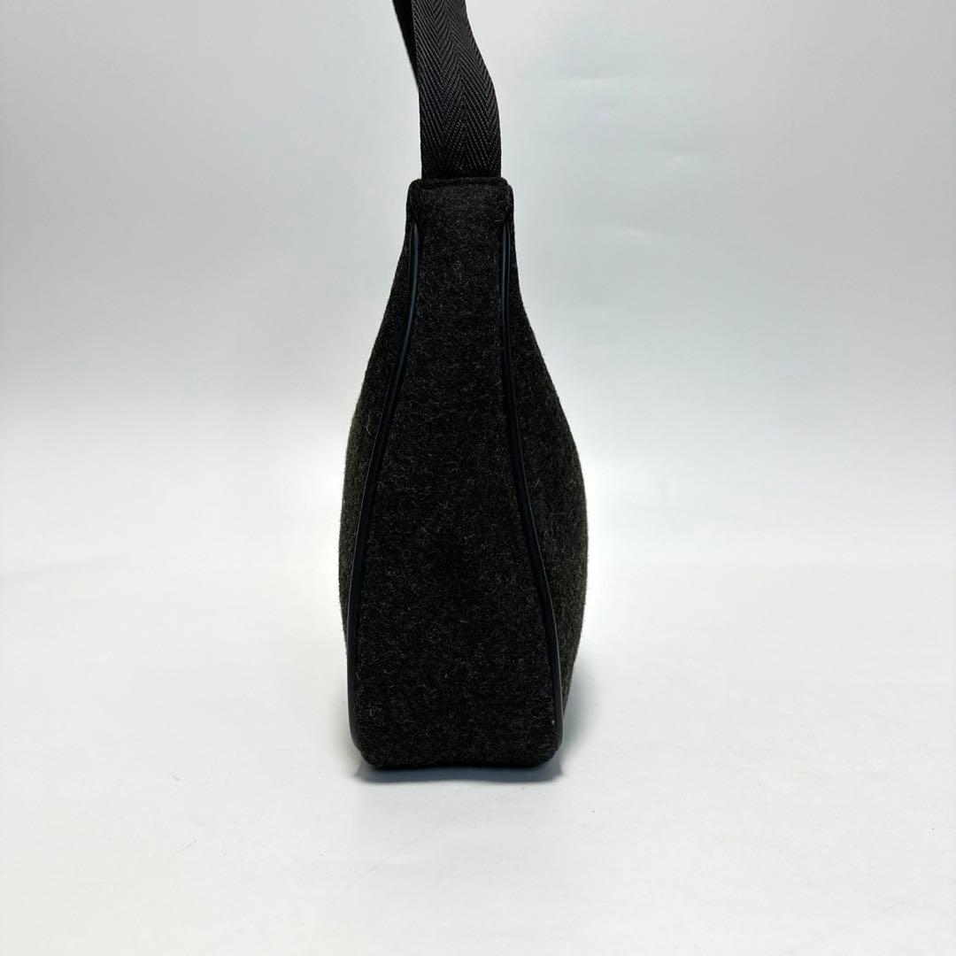 o42【極美品】プラダ　ウール素材　アクセサリーポーチ　ハンドバッグ — image 4