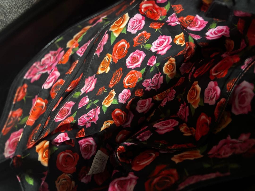 レザートートバッグ ハンドバッグ ブラック 黒 ゴールド金具 中身薔薇柄 — image 5