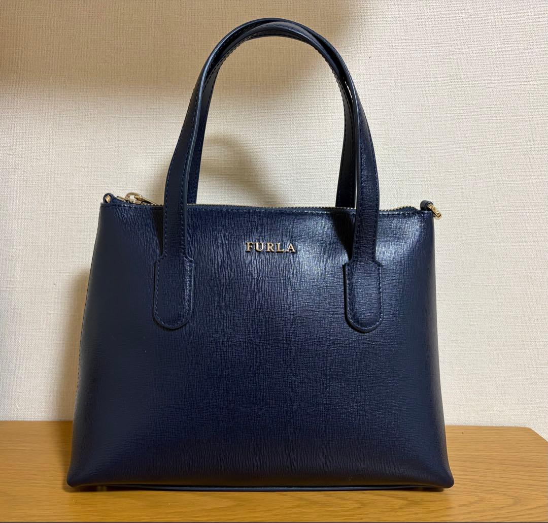 FURLA ネイビー　ハンドバッグ — image 2