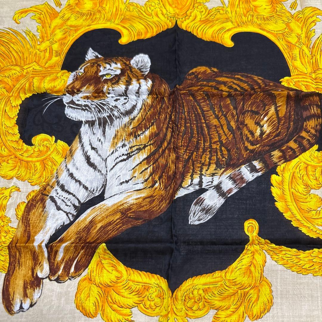 VERSACE ヴェルサーチ タイガー柄　大判ハンカチ — image 3