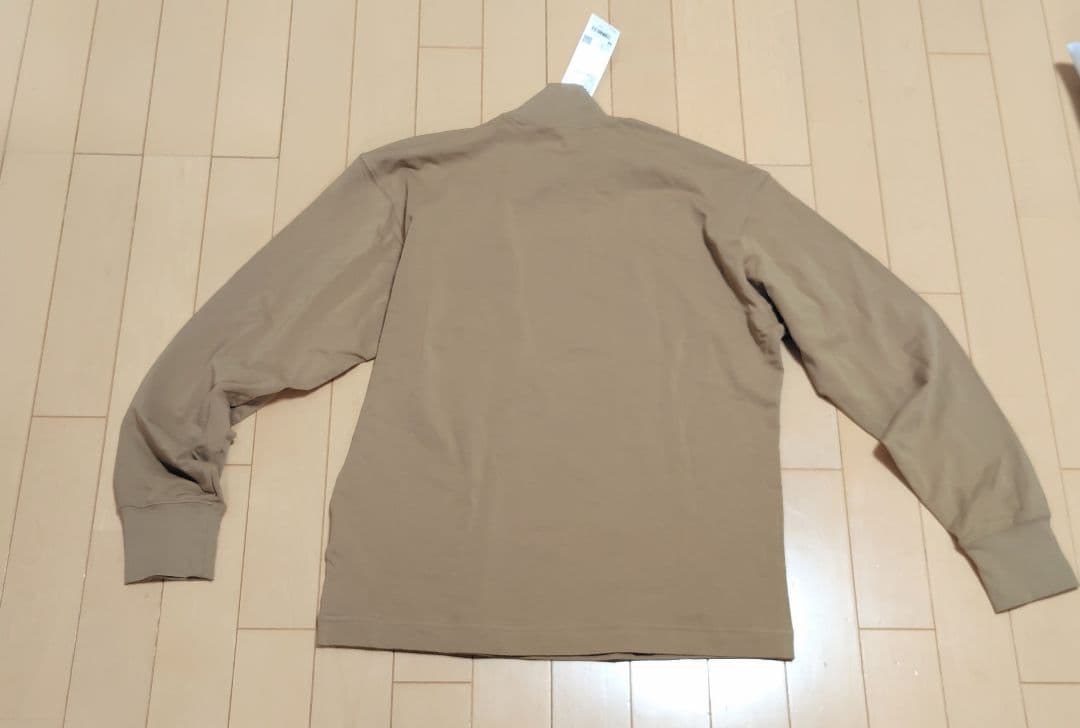 ベージュのハイネック長袖Tシャツ Mサイズ — image 3