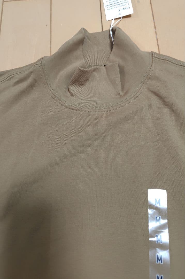 ベージュのハイネック長袖Tシャツ Mサイズ — image 5