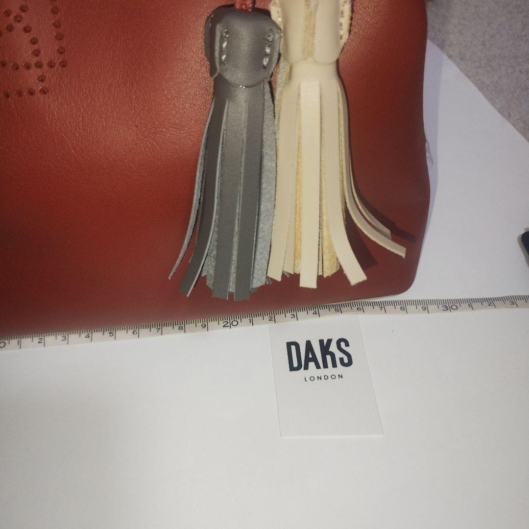 【新品未使用】DAKS LONDON ハンドバッグ タッセル付き　レッド系 — image 3