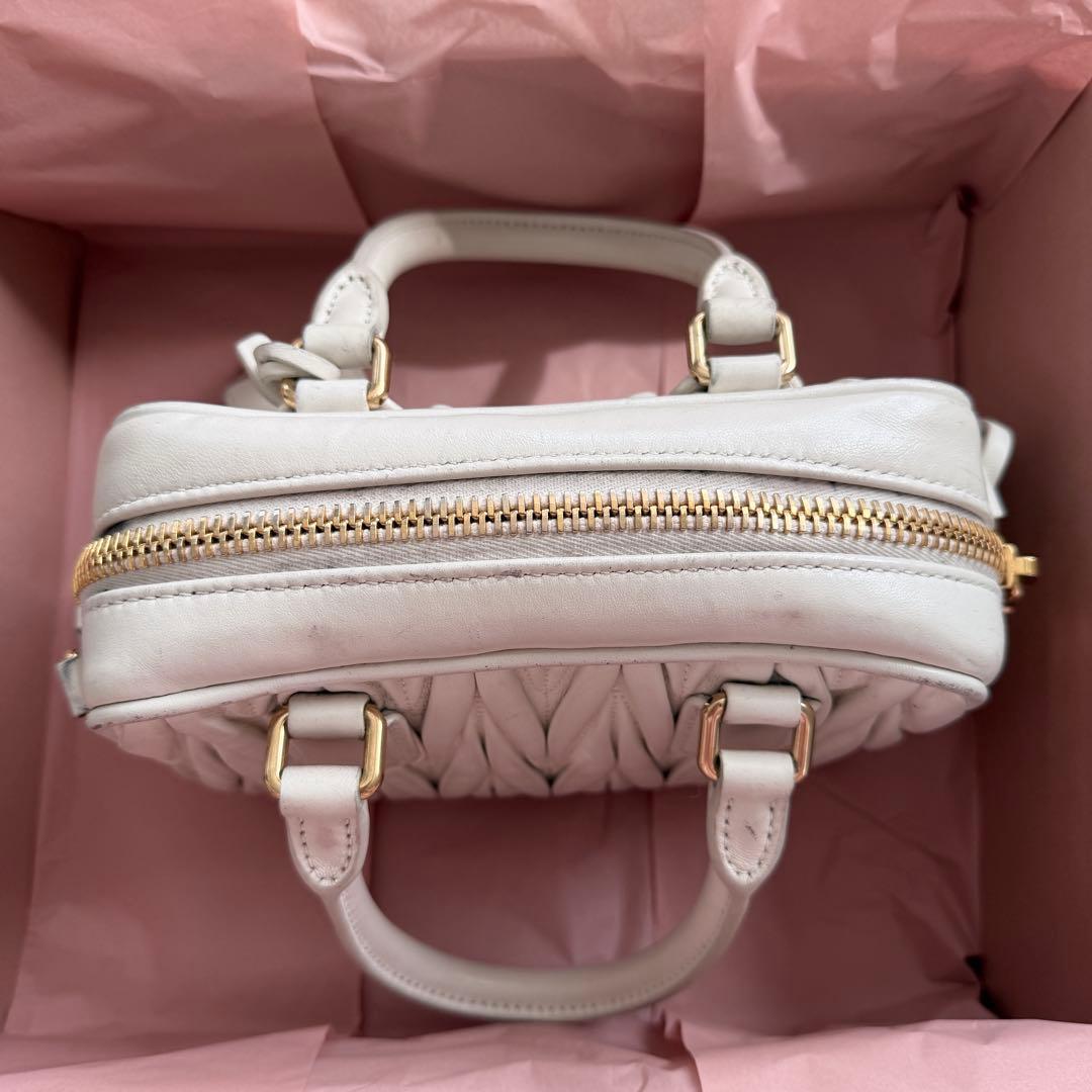 miumiu アルカディ マテラッセレザー ハンド ショルダー バッグ ホワイト — image 4