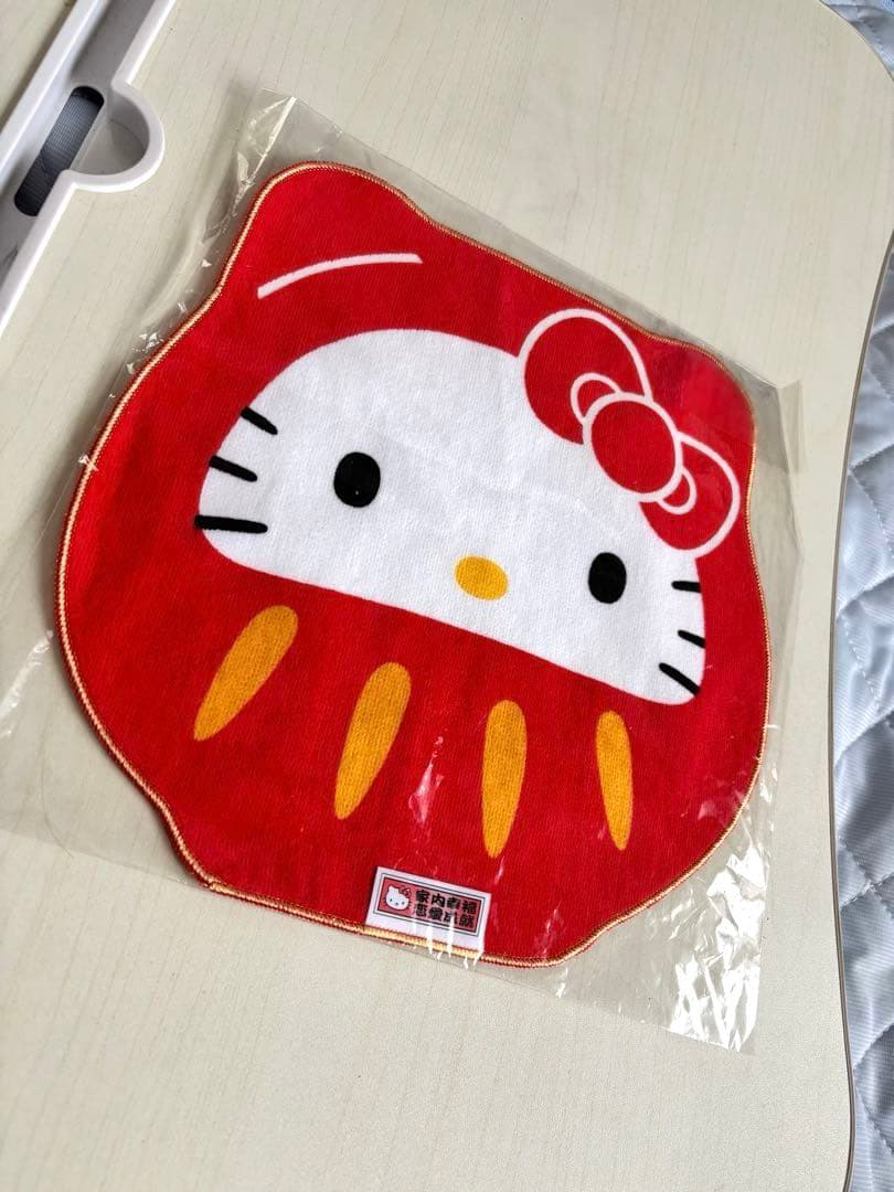 【値下！新品未使用未開封】キティだるま型ミニタオルハンカチ — image 2