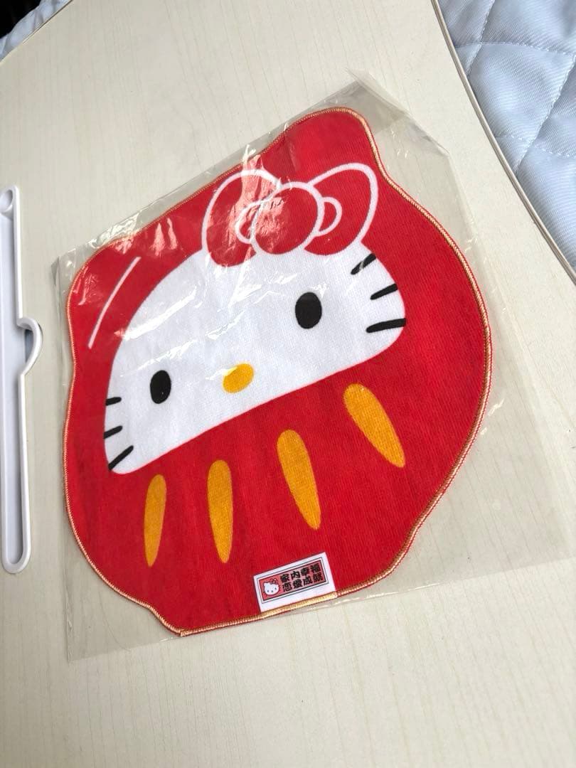 【値下！新品未使用未開封】キティだるま型ミニタオルハンカチ — image 3