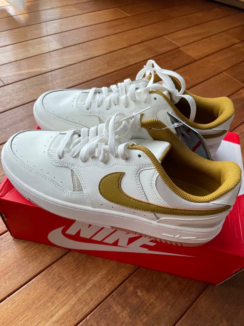 新品NIKEスニーカー ホワイト ゴールド — image 2
