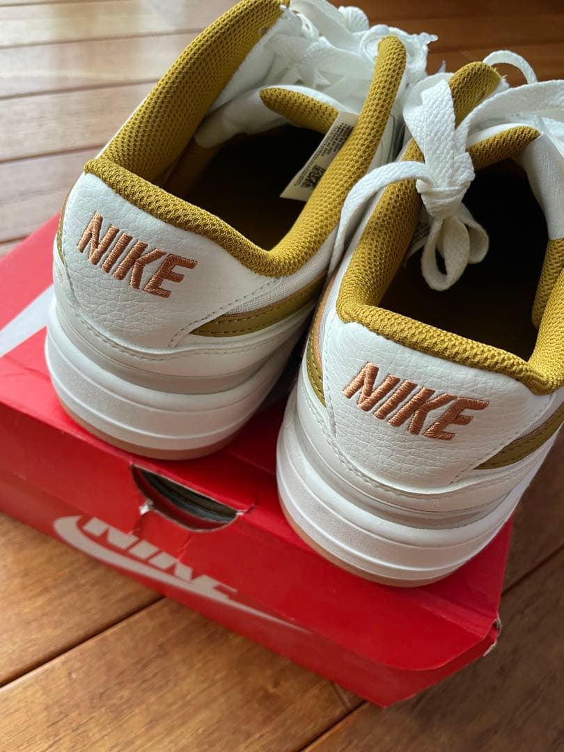 新品NIKEスニーカー ホワイト ゴールド — image 3