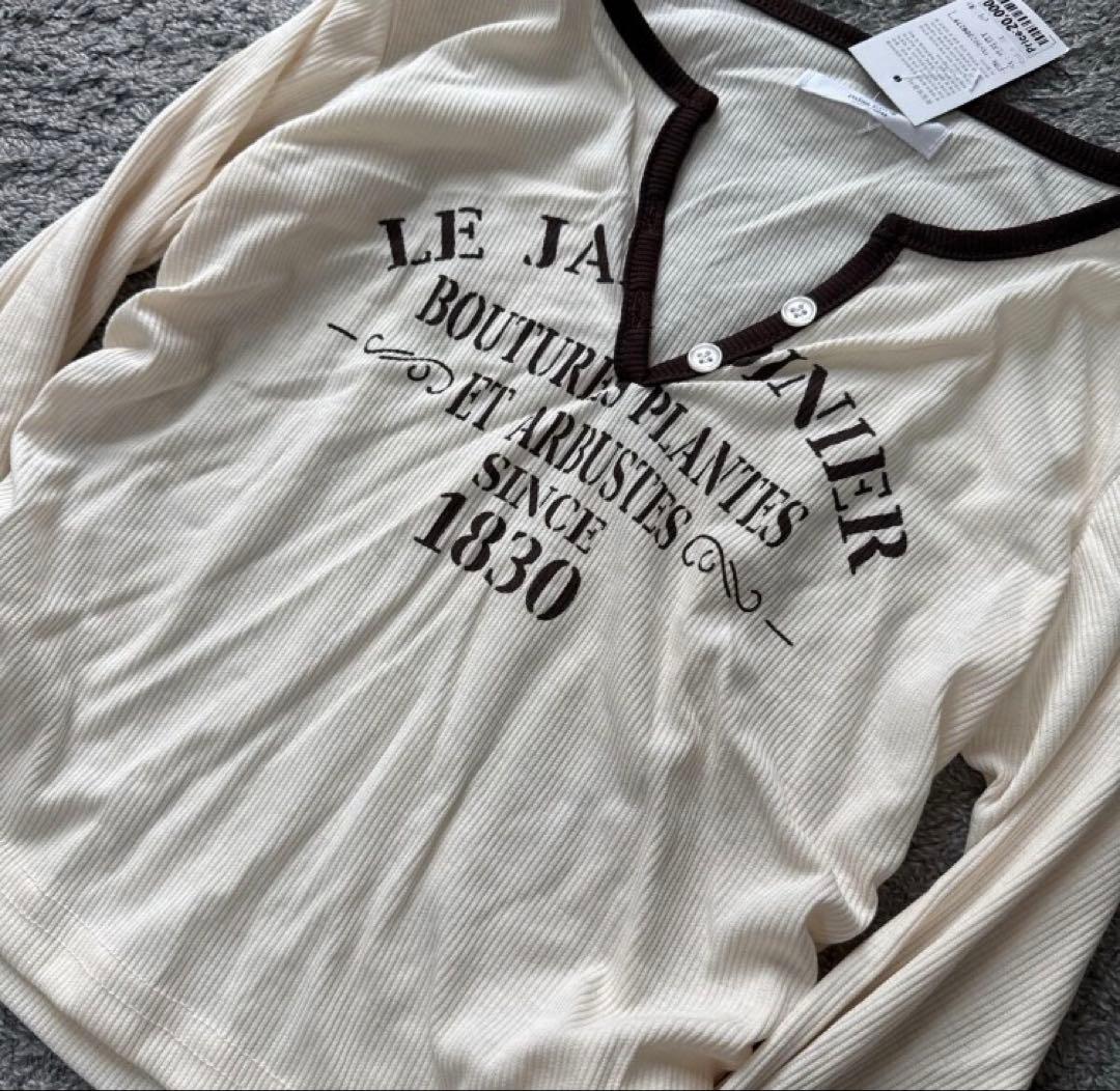 ヘンリーネックロゴプリントサイドシャーリング長袖リブtシャツオフ白S 新品 — image 2