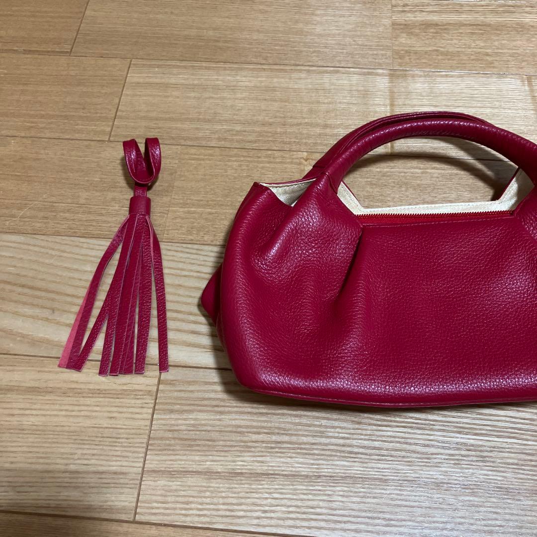 piacere ピアチェーレ　　レザー ハンドバッグ タッセル付き — image 2