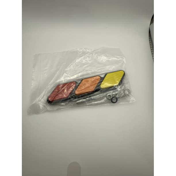 ■グリルバッチ フロント カラフル 赤 黄 オレンジ ３色エンブレム — image 4