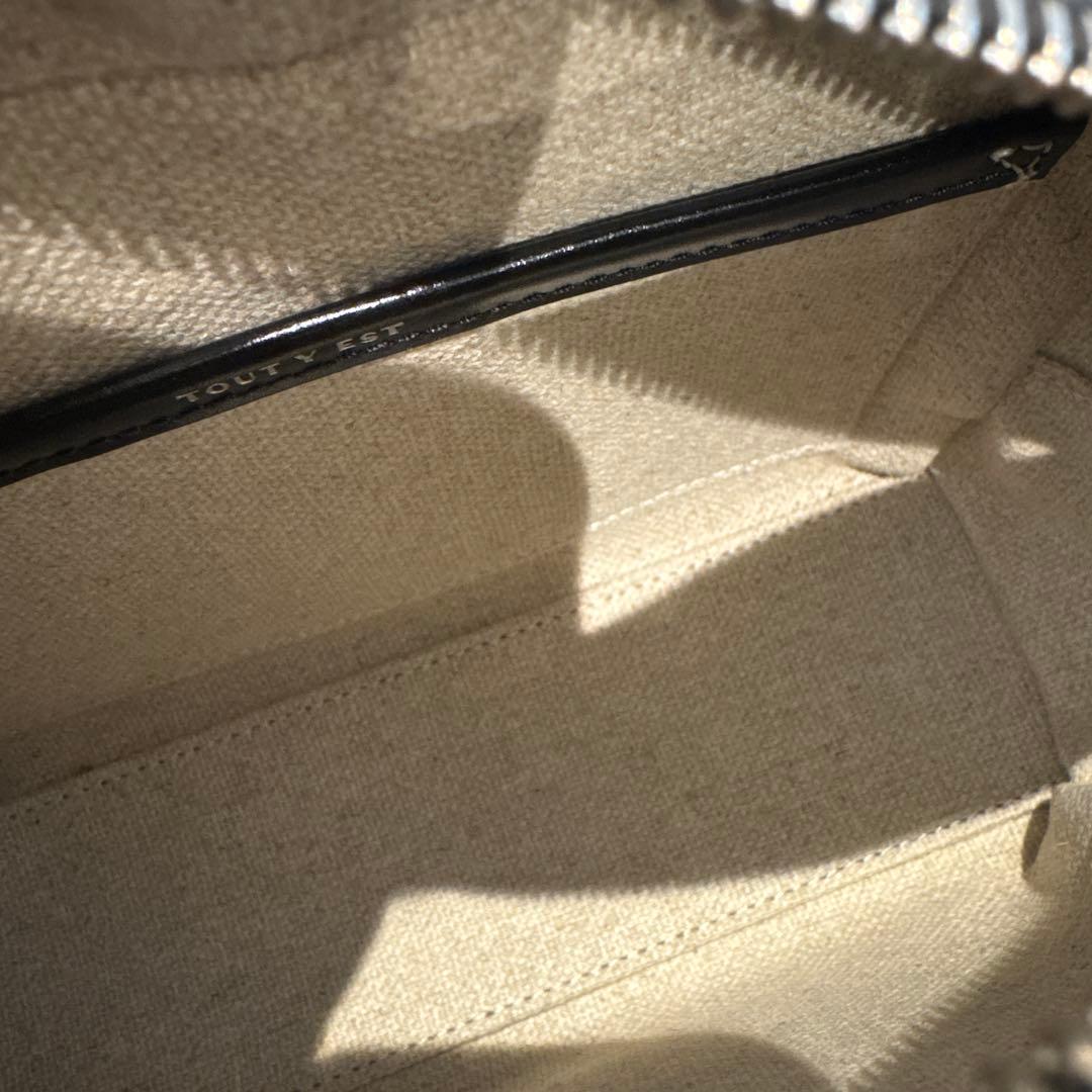 TOUT Y EST Sac Loquet Mini ハンドバッグ ブラック — image 4