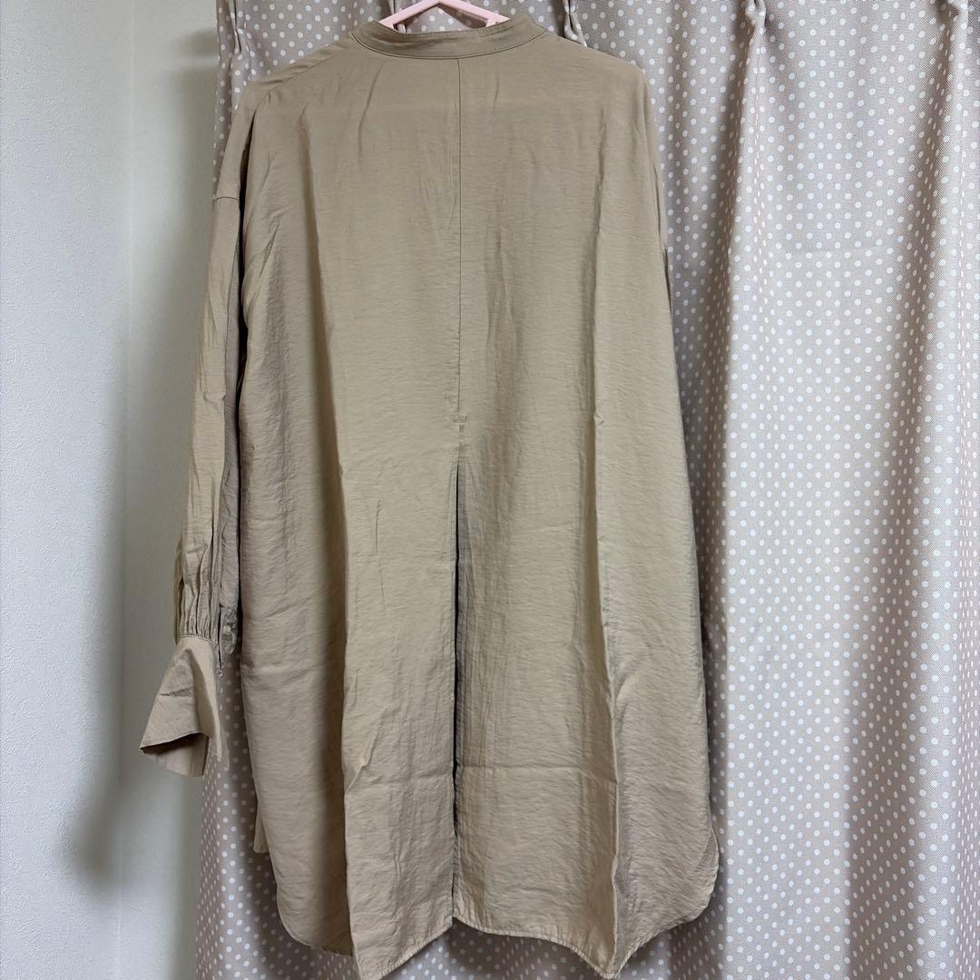 ベージュ色 長袖シャツ ボタン付き — image 2