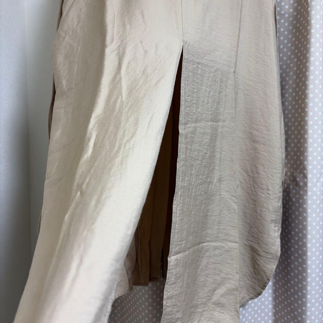 ベージュ色 長袖シャツ ボタン付き — image 3